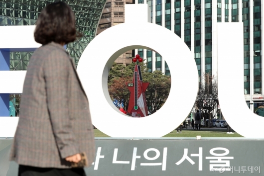 [사진]시청 앞 광장에 세워진 사랑의 온도탑