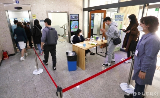 [사진]투표소 향하는 시민들