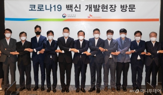 [사진]김부겸 총리, 코로나19 백신 개발현장 방문