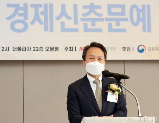 [사진]'제17회 경제신춘문예' 축사하는 진옥동 신한은행장
