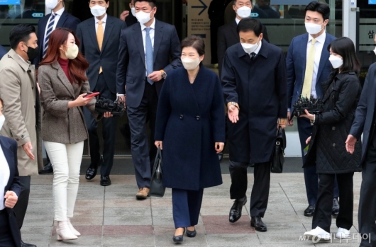 [사진]지지자들 바라보는 박근혜 전 대통령
