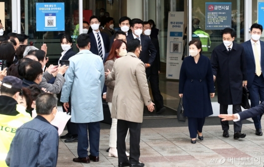[사진]지지자들 바라보는 박 전 대통령