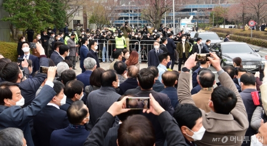 [사진]지지자들 몰린 박 전 대통령 퇴원길