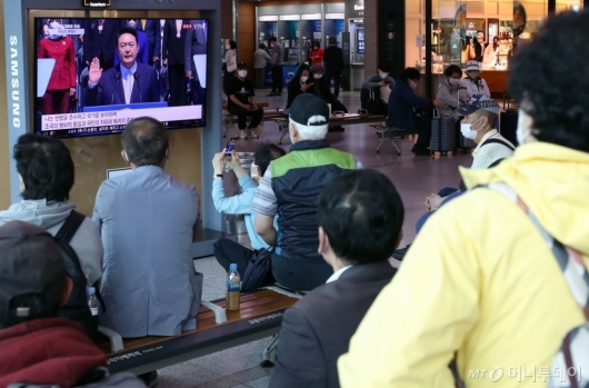 [사진]윤석열 대통령 취임식 바라보는 시민들