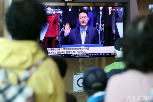 [사진]윤석열 대통령 취임식 중계 보는 시민들