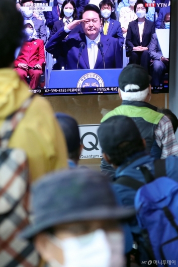 [사진]제20대 윤석열 대통령 취임식 보는 시민들