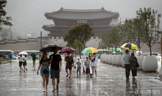 [사진]비 오는 날 걷는 광화문광장