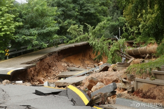 [사진]폭우로 도로 파손된 캠퍼스