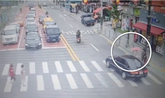 [영상]우회전 정지없이 주행한 차…길 건너던 초등생 '쿵'