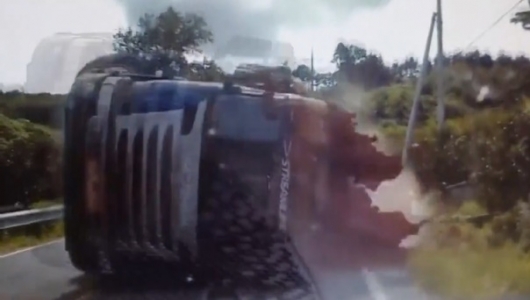 [영상] 25톤 덤프트럭 뒷바퀴 '펑'…마주 오던 SUV 날벼락