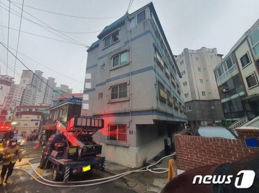 불 난 다세대주택 4층에 갇힌 주민 5명 구한 '사다리차 영웅'