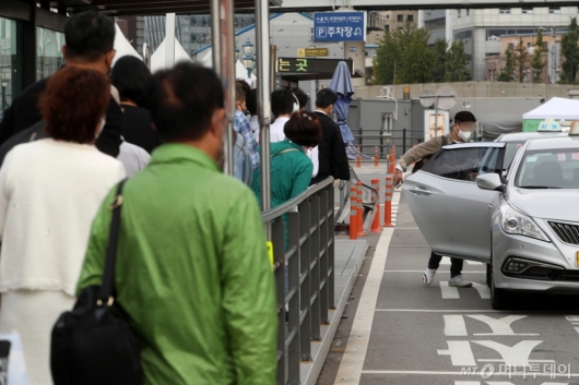 [사진]택시 기다리는 시민들
