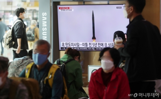 [사진]북한 미사일 관련 뉴스 시청하는 시민들