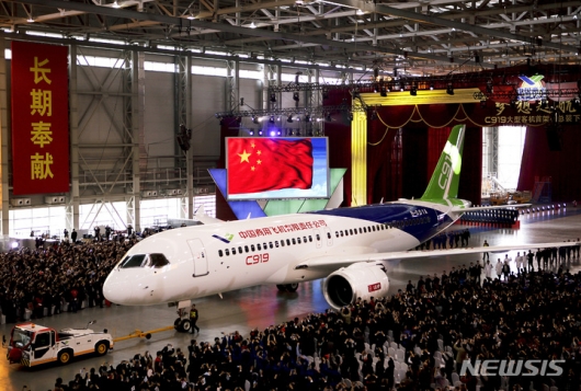 보잉社와 경쟁?…첫 중국산 여객기 C919, 둥펑항공에 인도