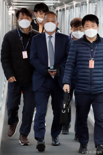 [사진]인천공항 도착한 양선길 회장