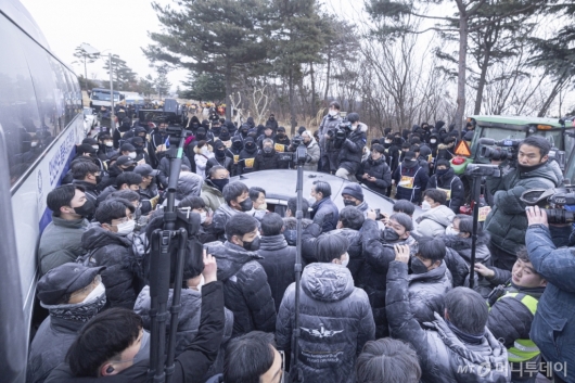 [사진]'스카이72 강제집행' 법원 집행관-골프장 측 충돌