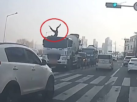 [영상]트럭 위 사람이 빙글빙글…신호대기 중 '비보잉' 운전자 포착