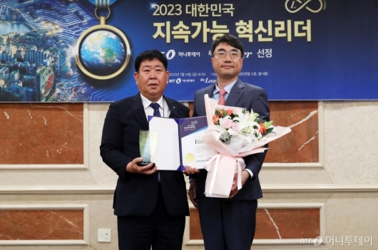 [사진]한국환경공단 '지속가능 혁신리더' 환경경영 부문 수상