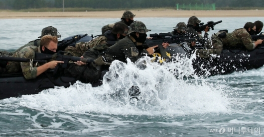 [사진]한-미 특전사 연합 해상침투 훈련