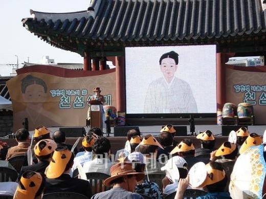 ↑28일 불볕 더위 속에 열린 '김만덕의 나눔 쌀 천섬 쌓기' 행사에 1000여명의 사회인사, 시민들이 모여 고두심 (사)김만덕기념사업회 공동대표의 권선문 낭독을 듣고 있다.  