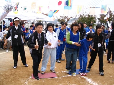 ↑정영기 교수(좌측에서 두 번째 남자)가 자신의 큰 딸 희경씨와 한마음 학원 운동회에서 손을 잡고 달리기 경주선상에 서 있다.