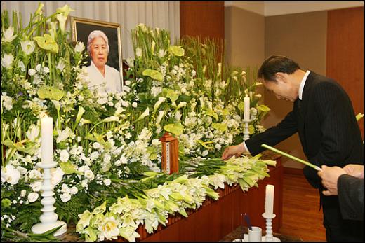 [사진]故 변중석 여사 빈소 찾은 이명박