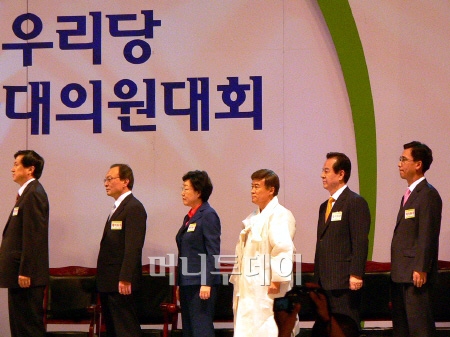 ▲(왼쪽부터)신기남 이해찬 한명숙 김원웅 김혁규 유시민 의원