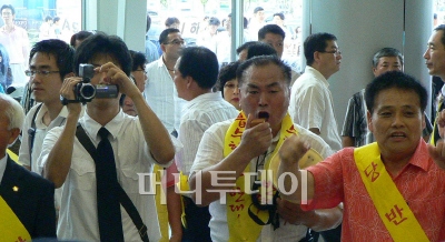 ▲"흡수합당 반대"를 외치는 열린우리당 지킴이연대 회원