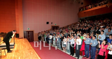 관객들의 뜨거운 기립박수에 감사의 뜻을 표시하는 금난새 지휘자.ⓒ 최용민 기자<br>
