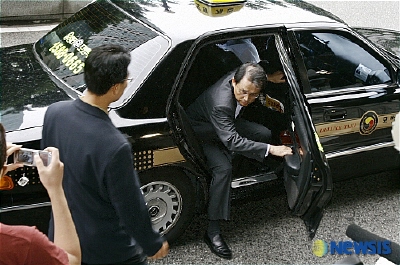 ↑16일 오후 변양균 전 청와대 정책실장이 소환조사를 받기위해 서울서부지방검찰청으로 출두하고 있다. 변 전 실장은 이날 오후 2시께 서울서부지검에 <br>
택시를 타고 도착했다. ⓒ 뉴시스<br>
