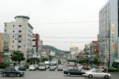 여수(옛 여천)시 중심가인 학동의 거리 모습.