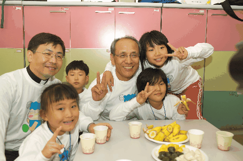 ▲삼성사회봉사단 한용외 사장이 양천구 신월동에 위치한 푸른나래 공부방에서 공부방 아동들과 함께 티셔츠 만들기 봉사활동을 했다. 