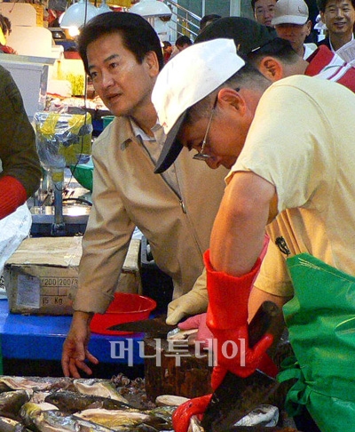 ▲(1일, 부산)생선을 다듬는 자갈치시장 상인에게 질문하는 정동영 후보