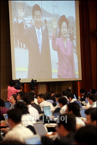 [사진]도보로 군사분계선 넘는 노무현 대통령