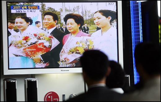 [사진]군사분계선 넘는 盧대통령 지켜보는 시민들