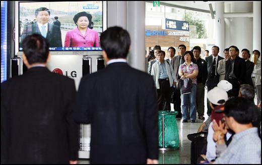 [사진]군사분계선 넘는 盧대통령 지켜보는 시민들