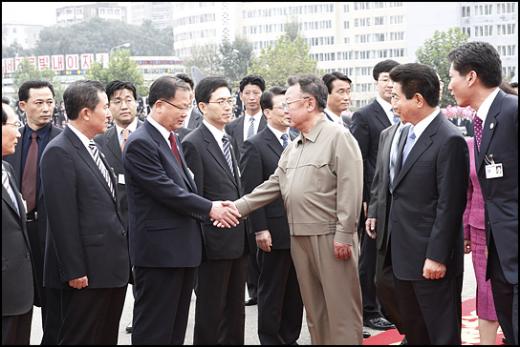 [사진]남측 수행원과 악수하는 김위원장