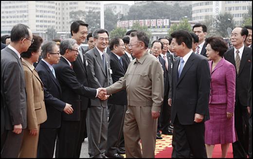 [사진]남측 수행원과 악수하는 김위원장