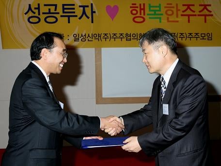 ↑표형식 행복한주주포럼 공동대표(오른쪽)가 안승남 한국천사운동본부 사무총장(왼쪽)에게 기부약정서를 전달하고 있다. ⓒ행복한주주포럼