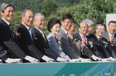 김승유 하나금융 회장, 이규성 하나금융공익재단이사장, 이계경 한나라당 의원(왼쪽에서 두번째부터) 등이 금융권에서 첫 건립되는 노인요양시설 기공 버튼을 누르고 있다.  