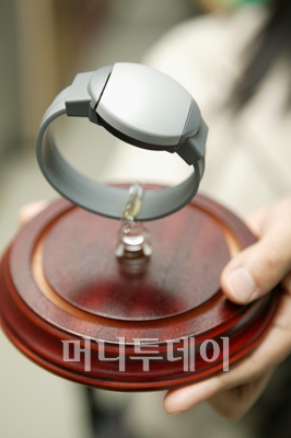 ↑16일 공개된 '전자팔찌' 견본품 ⓒ 법무부 제공