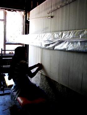 ↑작업환경 b등급을 받은 네팔의 한 <br>
러그마크 인증 공장에서 카펫을 <br>
짜고 있는 생산자.
