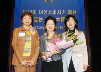 ↑아시아나항공 한현미 이사(가운데)가 '여성 소비자가 뽑은 좋은 기업 대상'을 수상하고 있다. 