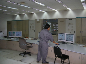 ▲ 발전소 내부 모습. 현지 직원이 시스템을 둘러보고 있다.