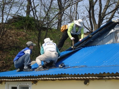 ↑ 현대제철 직원들이 당진공장 인근마을에서 지붕수리 봉사활동을 하고 있다. 