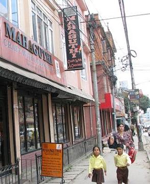 ↑네팔 카트만두의 파탄지역 입구에 위치한 <br>
마하구티 사무실과 상점.