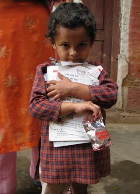 ↑6개월 전 '툴시 메하르 아쉬람'에 <br>
들어와 직업 훈련을 받고 있는 <br>
럭스미(25)씨의 딸이 영어책을 <br>
꼬옥 두 손으로 안고 있다.