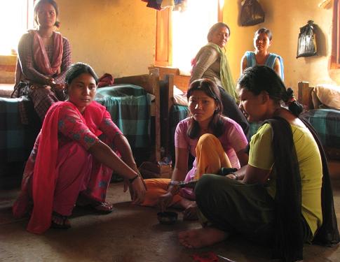 '툴시 메하르 아쉬람' 호스텔에서 여성들이 축제를 위해 네팔 헤나(염료문신)인 ‘멘디’를 하고 있다. 