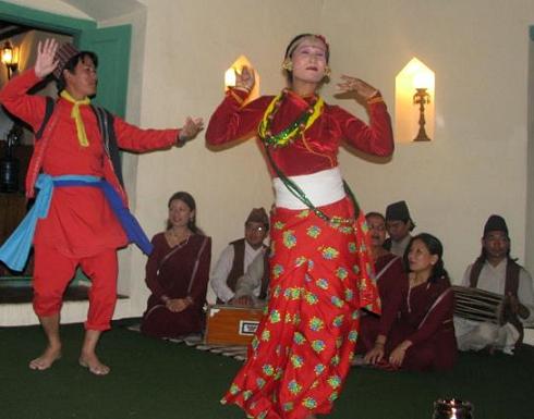 ↑희망대장정팀은 네팔 카트만두의 한 식당에서 딜리씨와 함께 전통음식 '달밧'을 먹으며 전통춤과 음악을 즐겼다. 