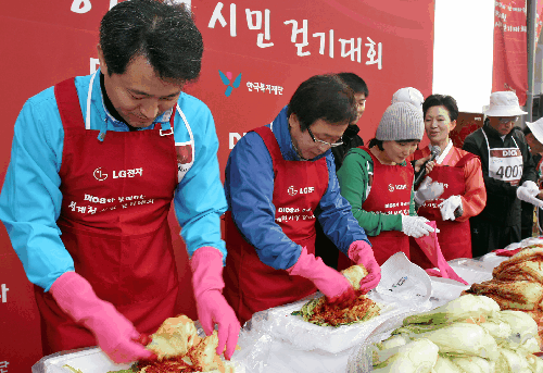 ▲오세훈 서울시장, 박석원 LG전자 부사장, 방송인 박경림(왼쪽부터)씨가 어려운 이웃들에게 전달할 김장을 담그고 있다. 